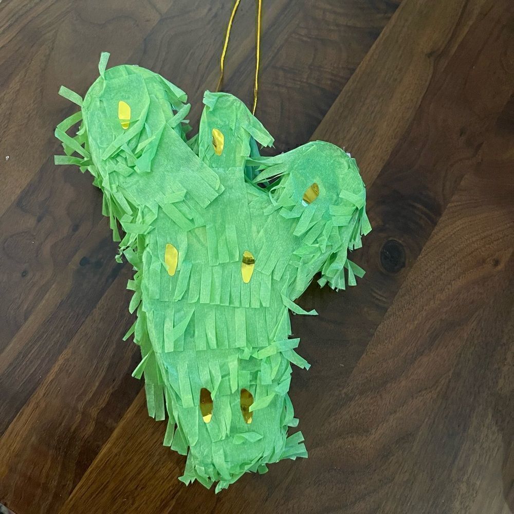 Paper Source mini piñata - cute cactus piñata! Desk or party decoration 🌵 - Picture 4 of 5